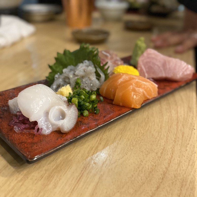 お刺身3種盛り(たこ、生しらす、サーモン、ブリ、スズキ)(立呑み 魚椿 本店)