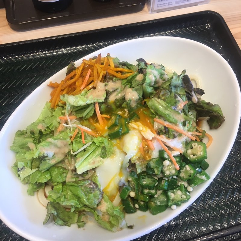 コクうまサラダうどん(中)(はなまるうどん BRANCH博多パピヨンガーデン店)