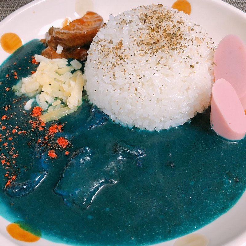 盛り付けてみたよ(NONSTYLE井上の青い甘口カレー レトルト)(すえ☆pi亭)