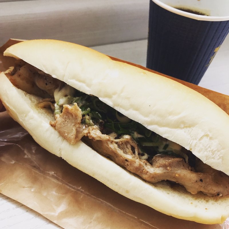 ネギ塩カルビ(焼きたてコッペ製パン)