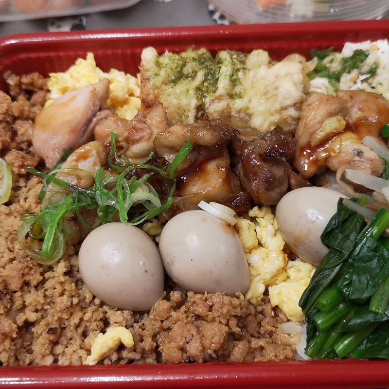 焼鳥とそぼろのお弁当(上野毛 魚光)