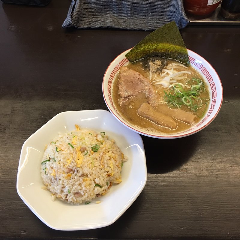 にぼしとんこつ半チャーハンセット(博多とんこつ 豚の足跡)