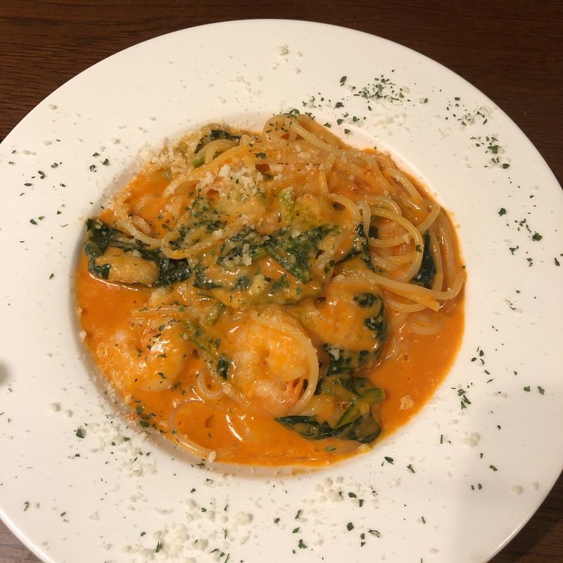 エビとほうれん草のトマトクリームパスタ(江坂イタリアン ラッポルティ)