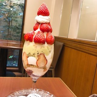 苺とピスタチオのパフェ(T’s cafe ゲートイン)