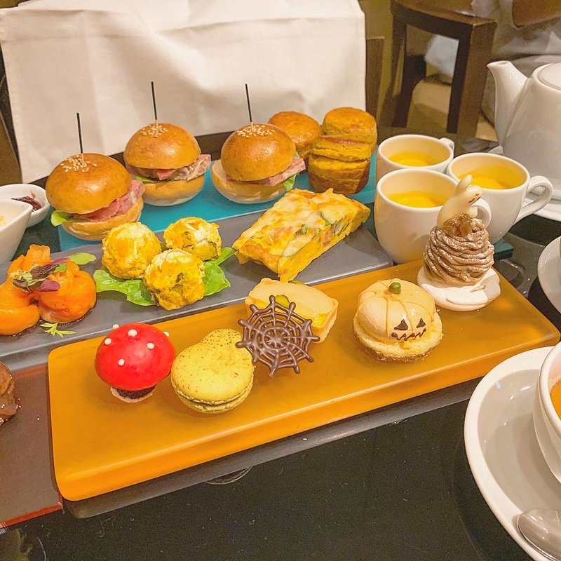 スイーツやスナックなどがのったカラフルなプレートがSNS映えするアフタヌーンティー (ハイアットリージェンシー東京 )