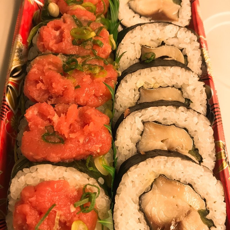 ネギトロ大漁高菜巻と鯖太巻(創作鮨処 タキモト 大丸東京店)