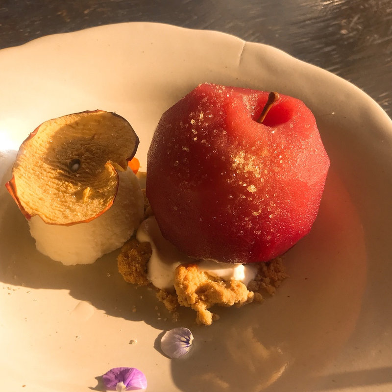 丸ごとりんごコンポートのデザート(コマグラカフェ)