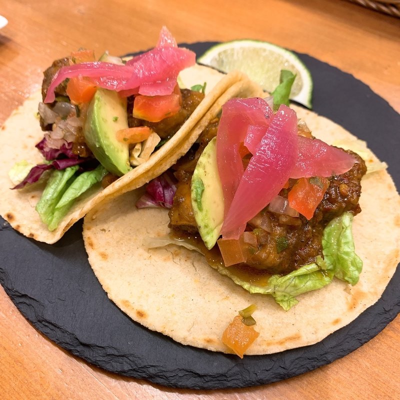 牛バラ肉のメキシカンチレ煮込みタコス(Mexican Grill AVOCADO)