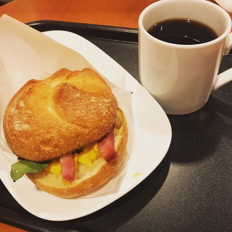 カイザーサンド スクランブルエッグ・ベーコン(カフェ・ベローチェ 綾瀬店)