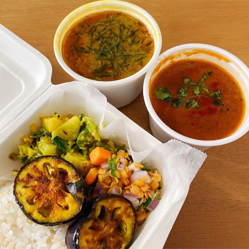 カレー弁当(逆光)