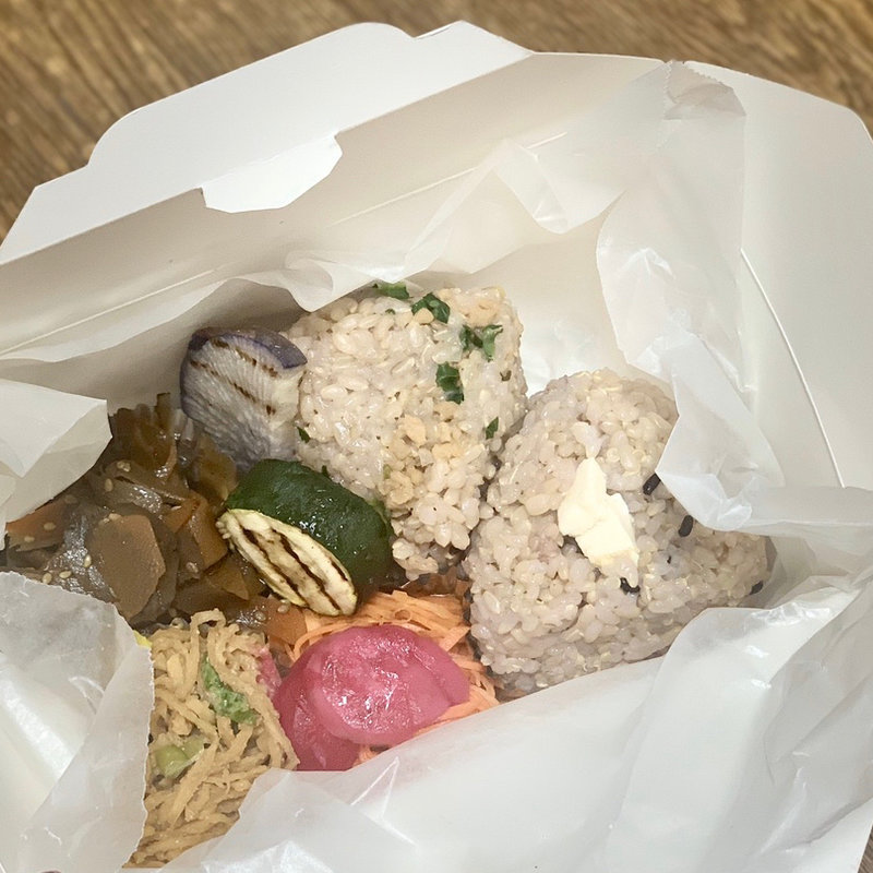 黒米入り有機玄米おにぎり弁当(PARATACO 代官山)