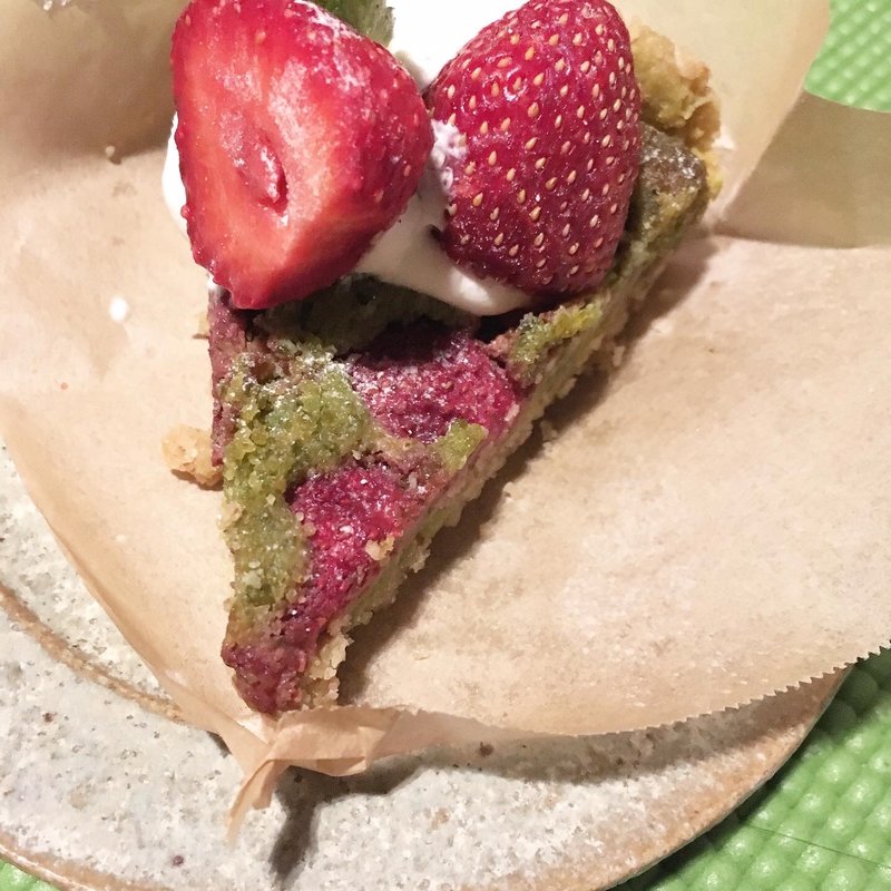 いちごとピスタチオの焼きタルト(豆家食堂)