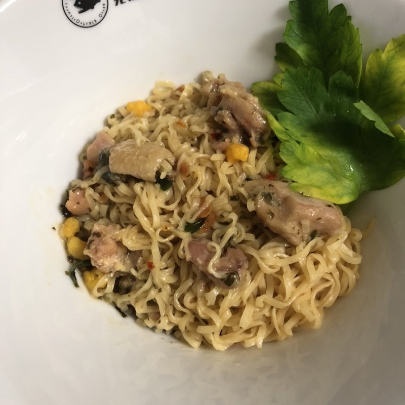 パクチー味の焼き鳥缶詰めを使ったまぜそば(すえ☆pi亭)