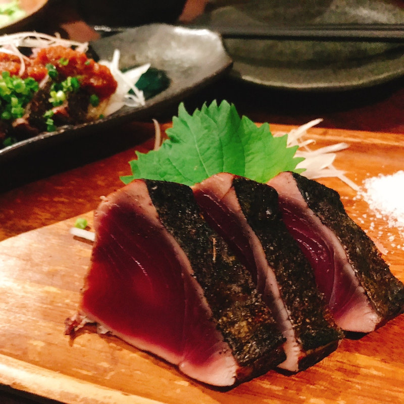 鰹の藁焼き 塩たたき(WARAIYA 門前仲町店)