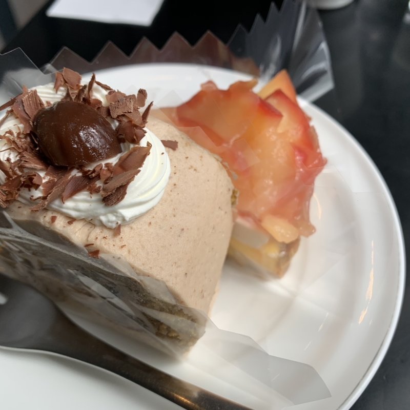 マロンのロールケーキと焼きリンゴのタルト(マリーローランサン喫茶店)