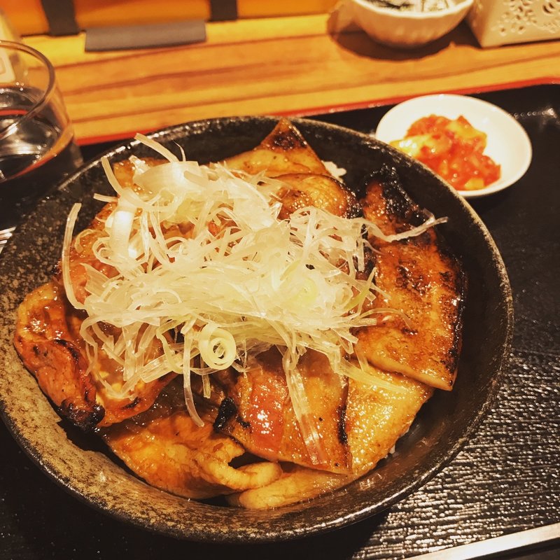 松坂豚カルビ丼(帯広炭火焼豚丼 豚吉)
