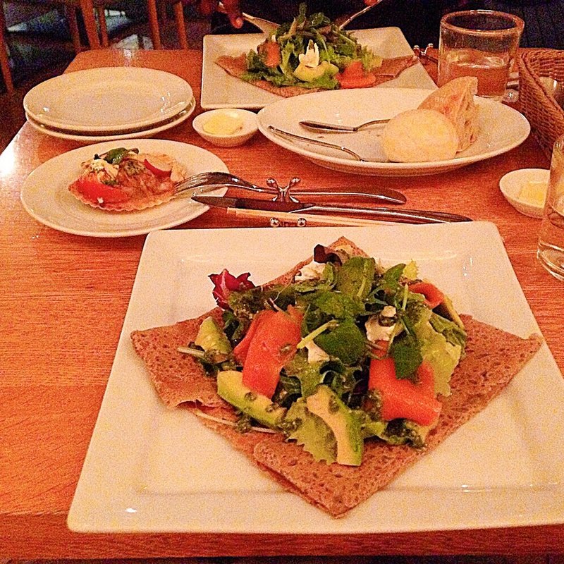 サーモンとアボガドのガレット(TOOTH TOOTH Beer Garden （トゥーストゥース ビアガーデン）)