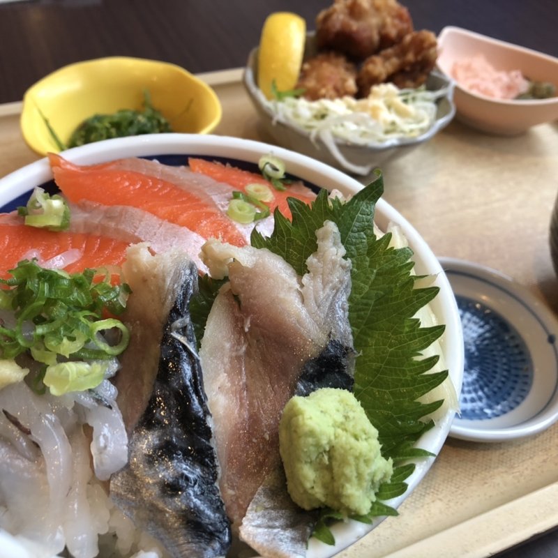海鮮三食丼と唐揚げセット(築地食堂源ちゃん モラージュ菖蒲店)