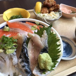 海鮮三食丼と唐揚げセット(築地食堂源ちゃん モラージュ菖蒲店)