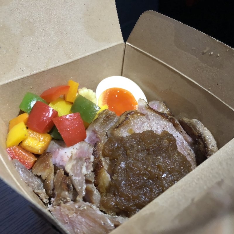 レアチャーシューのステーキ丼(YOKOKURA STORE HOUSE)