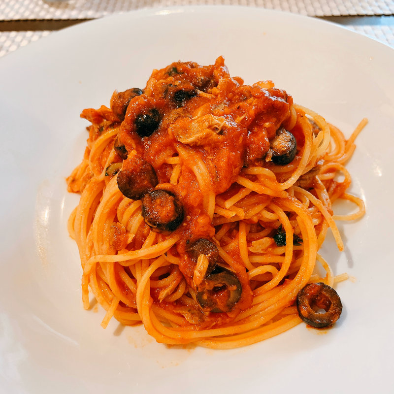 鰹とオリーブのトマトソースパスタ(カロローゾ)