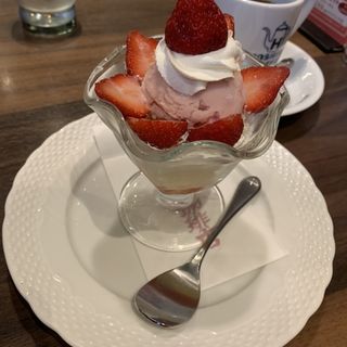 苺のショートケーキパフェセット(星乃珈琲店 マーブルロード店)