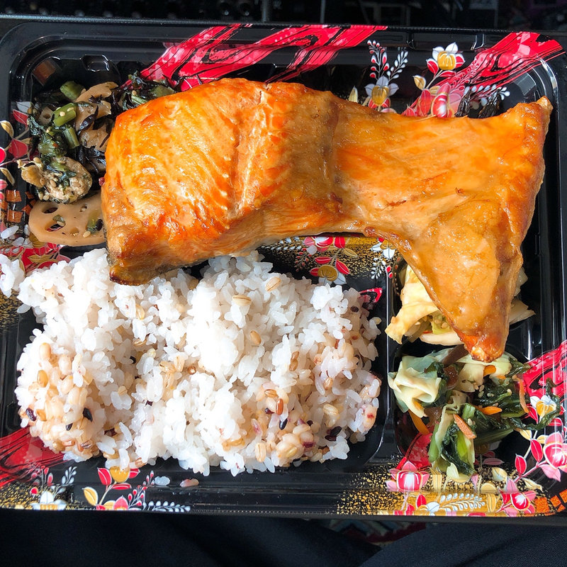 鮭のかま焼弁当(魚貝 ののぶ)