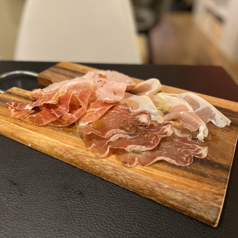 生ハムとサラミのプレート(地中海バル el jardin)