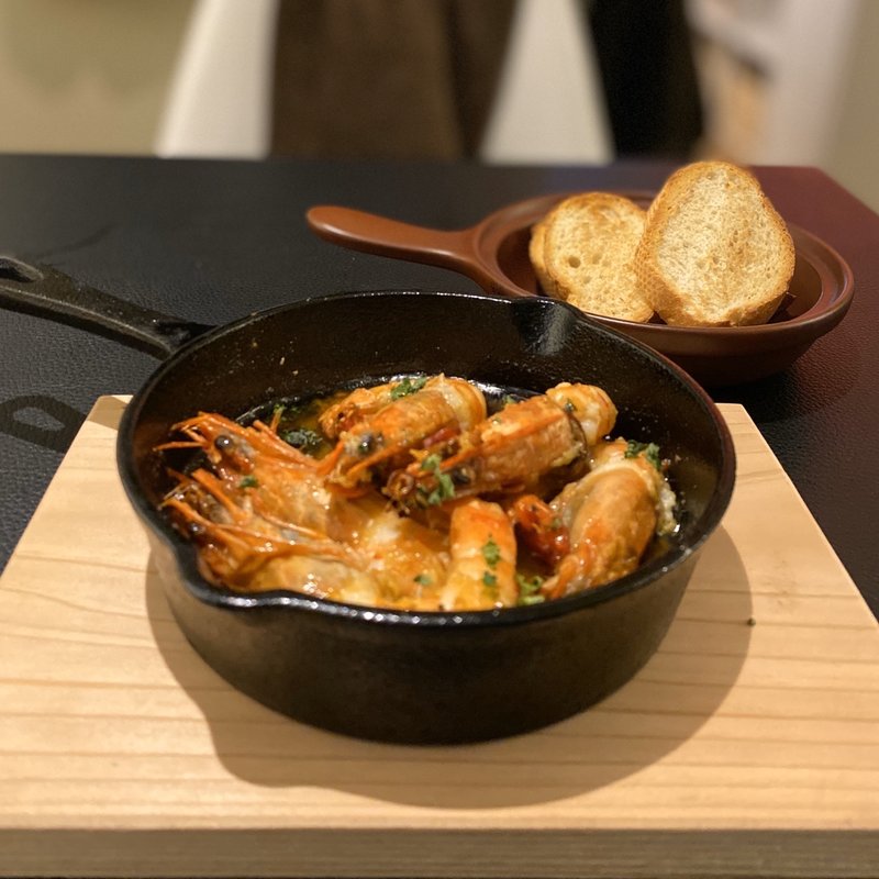 定番のエビのアヒージョ(地中海バル el jardin)