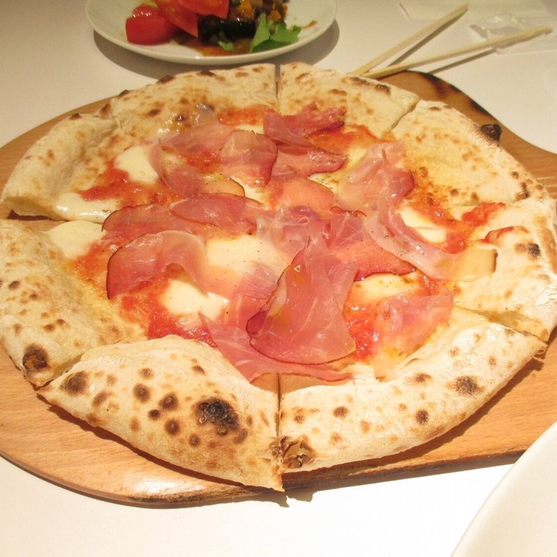 ドイツ産燻製生ハムと二種のチーズピザ(ロール・マディ 梅田店)