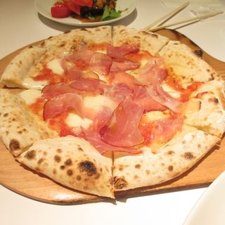 ドイツ産燻製生ハムと二種のチーズピザ(ロール・マディ 梅田店)