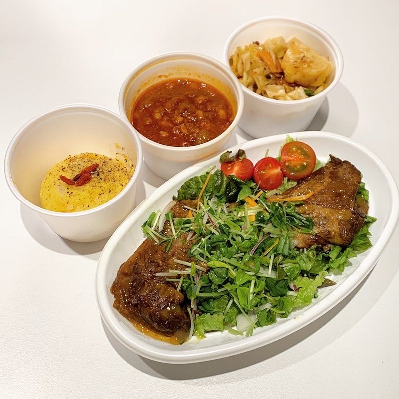 豚チリトマト弁当+ポテサラ・アチャール  (吉田カレー  )