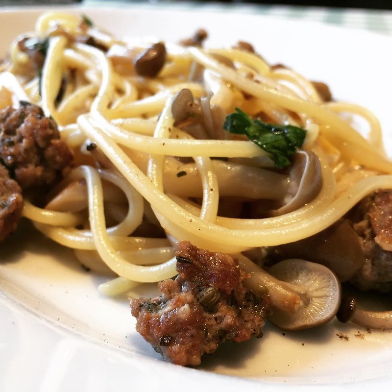 スパゲティ サルシッチャとキノコのオイルソース(ラゴッチャ東京)