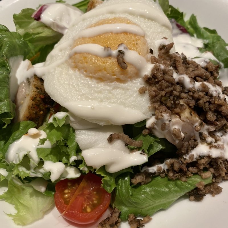 タイ風ハーブチキンのガパオサラダ(焼肉ダイニング ワンカルビ 伊丹寺本店)