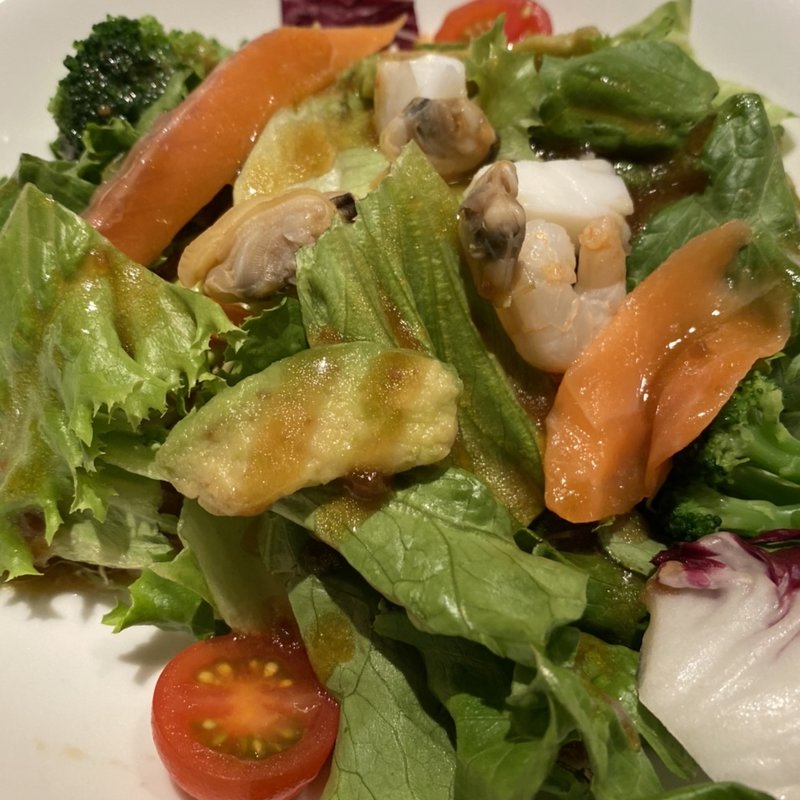 たっぷりシーフードのハワイアンポキサラダ(焼肉ダイニング ワンカルビ 伊丹寺本店)