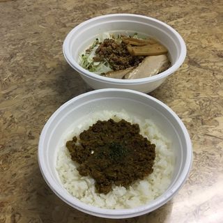 麺と丼のセット（テイクアウト限定メニュー）(麺家 喜多楽 （めんや きたら）)