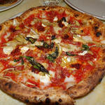 アーティチョーク（カルチョーフィ）と、辛口サラミ（ンドゥイヤ）、リコッタチーズのピッツァ