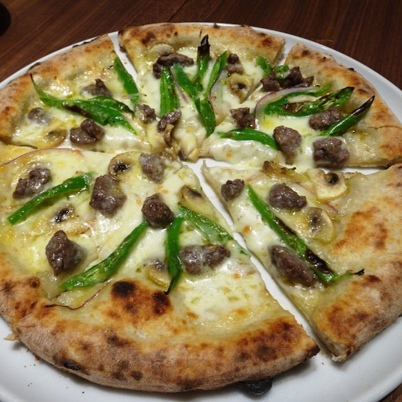 北海道産和牛と青唐辛子のピッツァ(タヴェルナ・マルコポーロ)