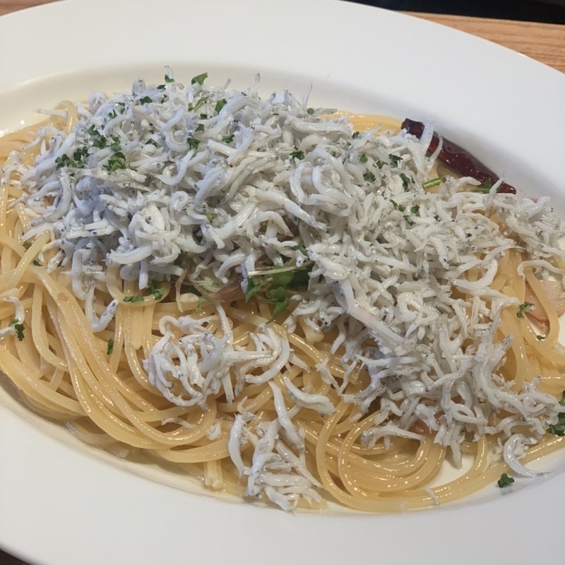 たっぷりシラスと香味野菜のペペロンチーノ(東京ワインバル八十郎 築地店)