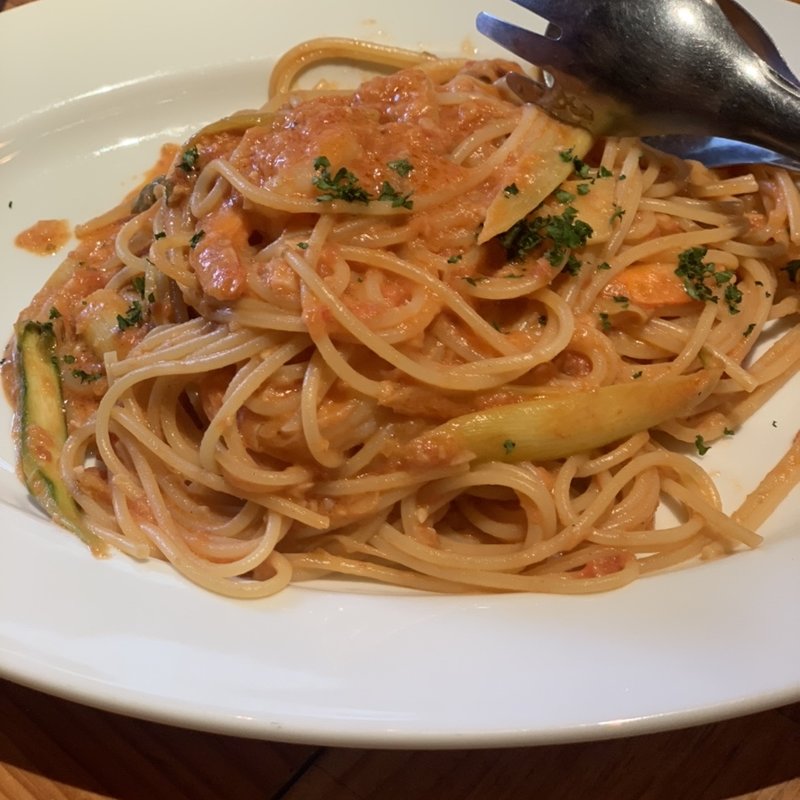 小海老とアスパラのトマトクリーム(東京ワインバル八十郎 築地店)