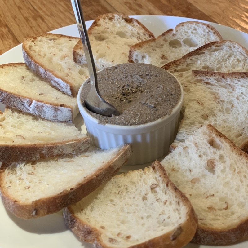 絶品！自家製鶏白レバーのパテ(東京ワインバル八十郎 築地店)