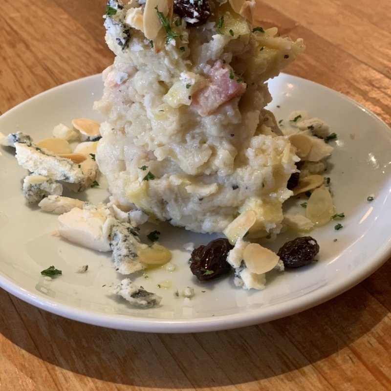 ゴルゴンゾーラチーズのポテサラ(東京ワインバル八十郎 築地店)