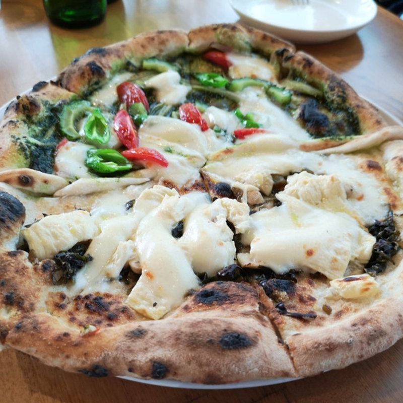 地元食材のピザ(ピッツェリア コゾー)