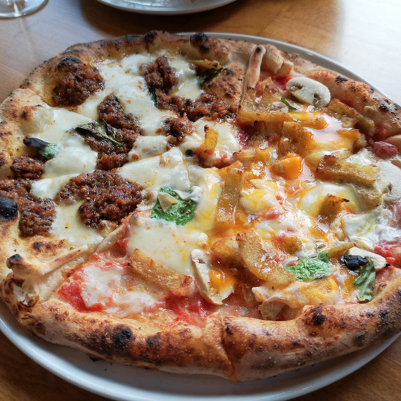 凍みこんにゃくと奥久慈卵のビスマルクと常陸牛のボロネーゼのメタメタ(ピッツェリア コゾー)