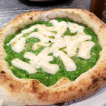 フリアリエッリのペーストと燻製モッツァレラチーズのピッツァ(ナポリスタカ)