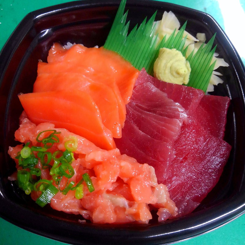 たたきサーモン･マグロ･サーモン丼(ろく屋 どん八 イオンスーパーセンター一関店)