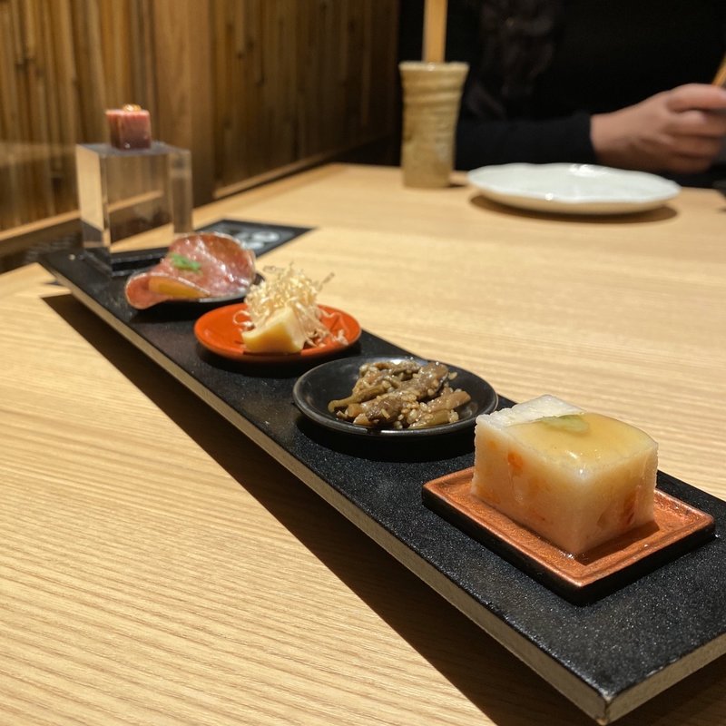 前菜5種盛り(自家製パストラミ、香味野菜の飛騨牛生ハム包み、タケノコの土佐煮、ぜんまいのナムル、桜海老しんじょ)(最飛び飛騨牛 しゃぶすき家 馬喰一代 名古屋WEST)