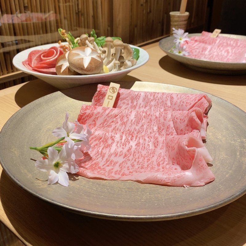 極上飛騨牛すき焼き、薄切りタン、野菜盛り(最飛び飛騨牛 しゃぶすき家 馬喰一代 名古屋WEST)