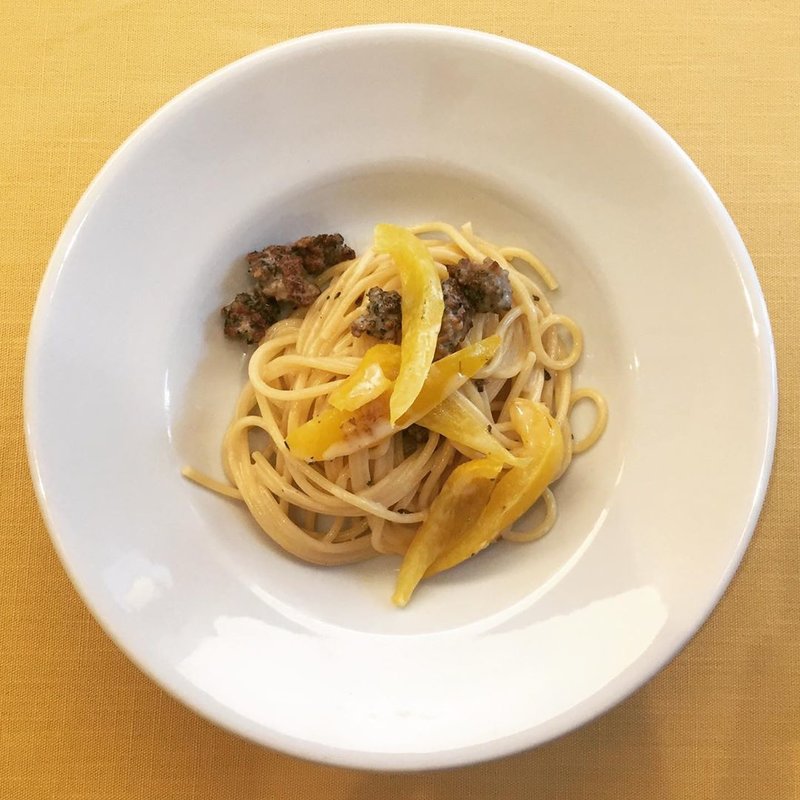 サルシッチャと黄パプリカの軽いクレマ(ラゴッチャ東京)