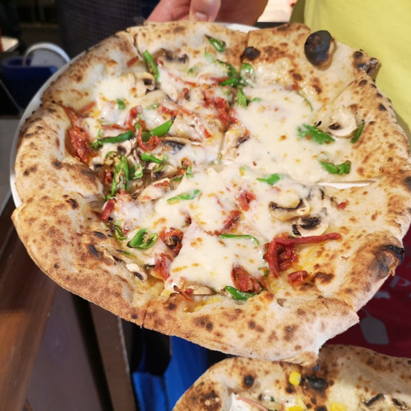 トレビス、スカモルツァ(燻製モッツァレラ)、水牛モッツァレラ、モルタデッラ、ミニトマト、黒胡椒のピッツァ(La TRIPLETTA ラ・トリプレッタ)